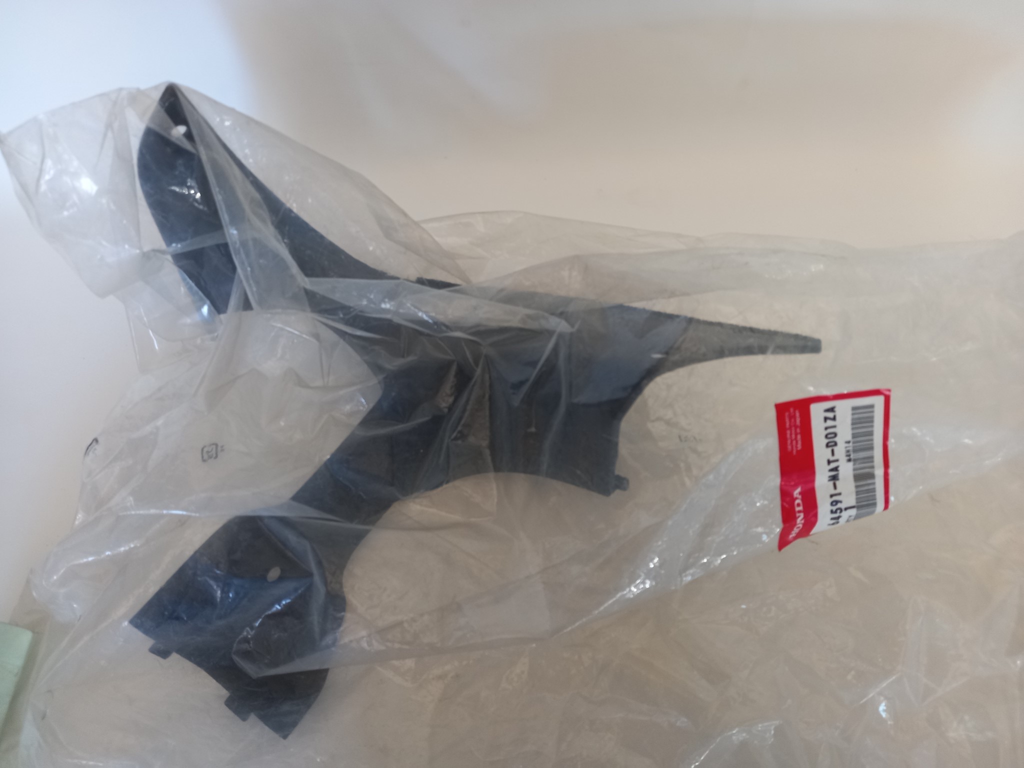 Picture of Honda  ABDECKUNG, R. OBERE  64591-MAT-D01ZA